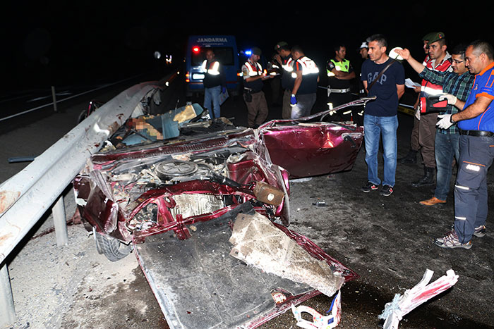 Kütahya'da otomobilin bariyerlere çarpması sonucu, 3 kişi öldü, 1 kişi yaralandı.