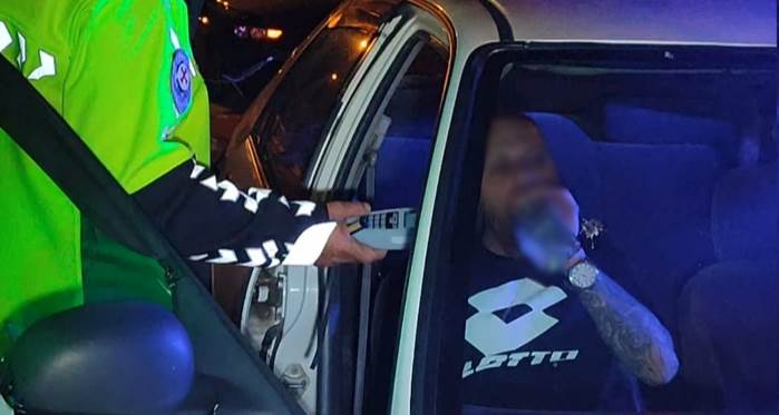 Eskişehir'de trajikomik kaza: Alkollü sürücü polislerin önünde...