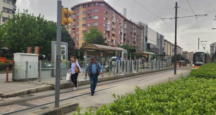 Eskişehir'de tramvay duraklarında canlarını hiçe sayıyorlar!