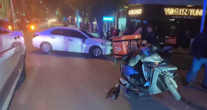 Eskişehir'deki trafik kazasında motosikletli kurye yaralandı
