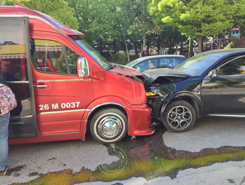Eskişehir’de feci kaza: Yolcu minibüsüyle kaf…