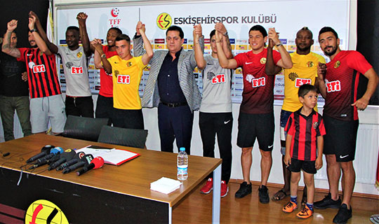 TFF 1. Lig'de hedefi şampiyonluk olarak belirleyen Eskişehirspor, 8 oyuncu ile sözleşme imzaladı. 