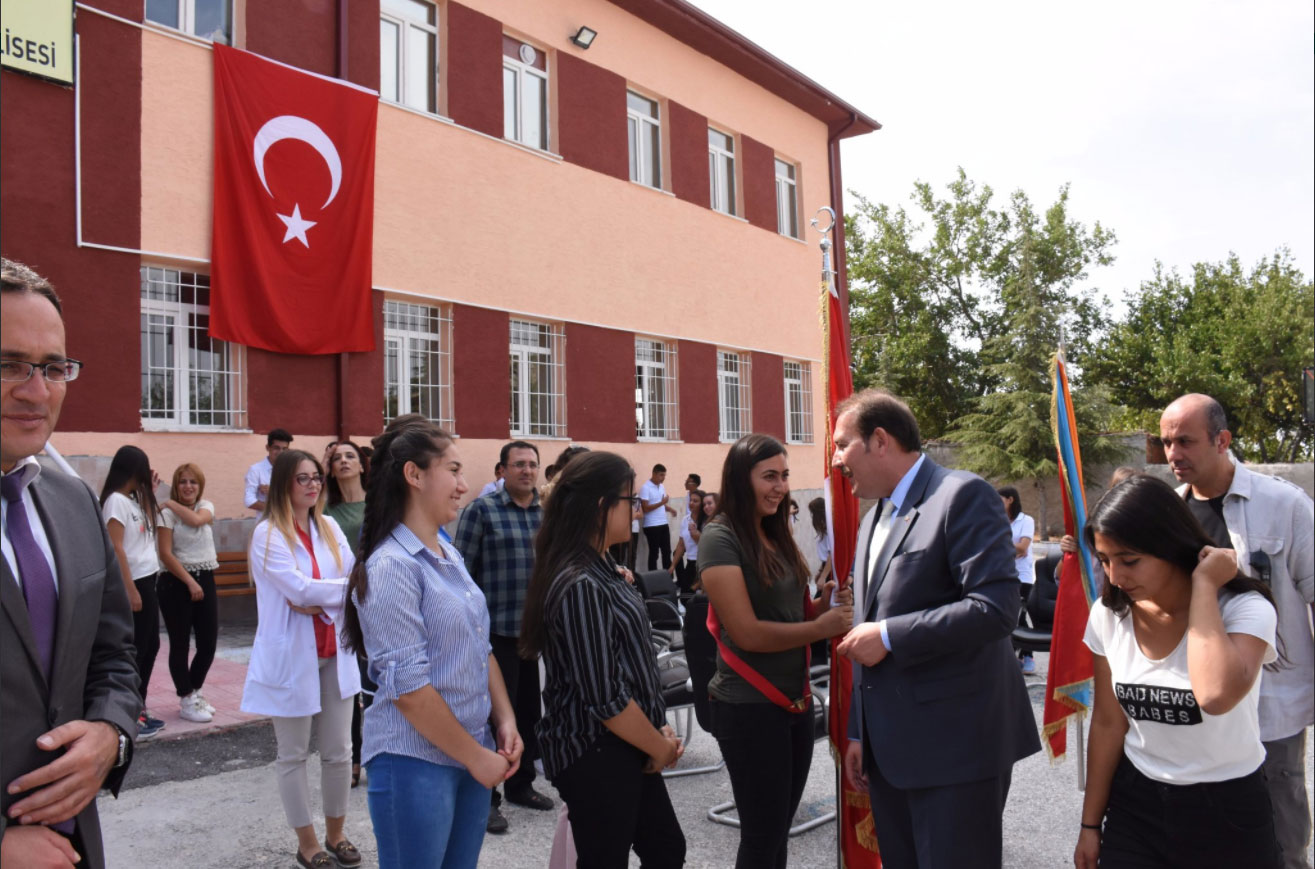 Türk bayraklarıyla Karacan'ın yolunu kestiler