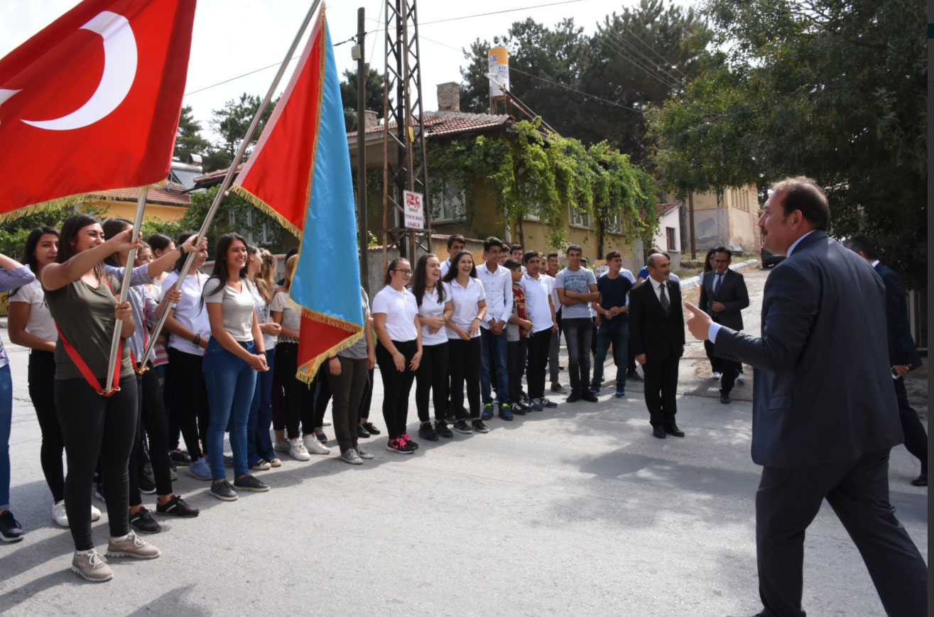 Türk bayraklarıyla Karacan'ın yolunu kestiler 