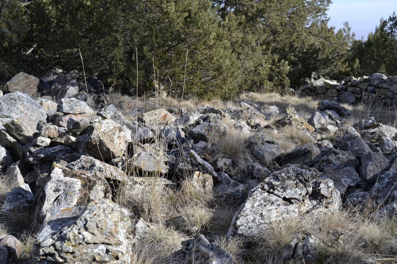 Tepede 80 mezar olduğunu iddia eden Ulukoca, "Burasının yüksekliği 1220 metre. 40 oğlan 40 kız tepesi. Osmanlı zamanında 40 oğlan, 40 kız öldürülmüş burada. Mezarlarının yerleri var. Osmanlı zamanında düşman işgaline uğramış. Bu tepede 40 oğlan ve 40 kız öldürmüşler. 