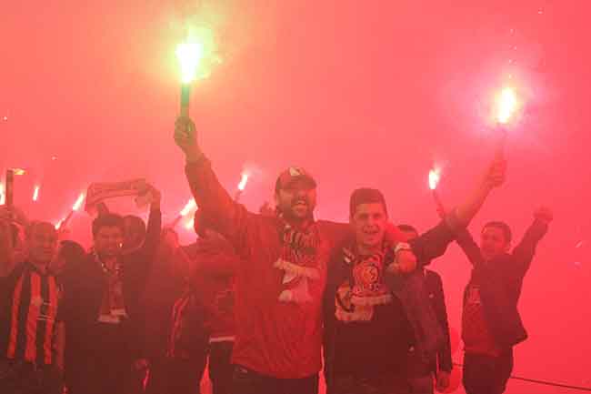 Bu arma için mücadele eden insanlar varken Gaziantep ve kulüpler gibi kapanıp gitmesinler. Kendi alacakları da baki kalsın. Anadolu futbolunun öncüsü, Anadolu yıldızı payesini almış tek kulüp. Bugün Eskişehirspor denilince sadece Eskişehir’in takımı değildir bu. Bütün şehirlere gittiğiniz zaman Eskişehirsporlu insanları görürsünüz” ifadelerini kullandı.