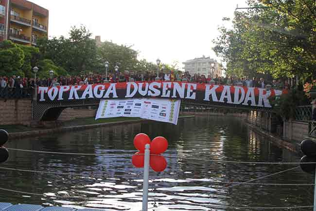 Böyle giderse kayyum kulübü kapatır, alacaklılar da mahkemeye gider. Dernekler Kanunu’nda hiçbir hak talep edemezler. Taraftar olarak bizim ödeyebileceğimiz bir para yok. Biz onların parası ödensin diye takımı Süper Lig’e çıkartmaya çalışırız. Bizler paralarını silin de demiyoruz ama imkân verin de ödeyelim” şeklinde konuştu.