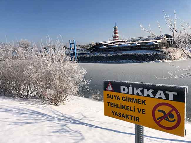 Gece saatlerinde hava sıcaklığının eksi 21 dereceye kadar düşmesiyle adeta "buzlar ülkesine" dönen Eskişehir ve Porsuk Çayı böyle görüntülendi.