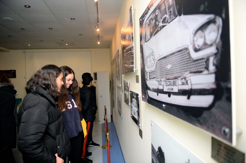 Aradan geçen yaklaşık 9 aylık sürede 105 bin civarında kişinin ziyaret ettiği müzede, otomobilin yapımında kullanılan kaynak motoru, matkap ve torna tezgahları, yapım aşamalarının çekildiği fotoğraf makinesi, kumpas, pergel, cetvel, çizim masası, kireç taşından maketi, yedek parçalar, Sivas'ta demiryollarında dökülmüş orijinal motor bloku ve çalışmaların görselleri de bulunuyor.