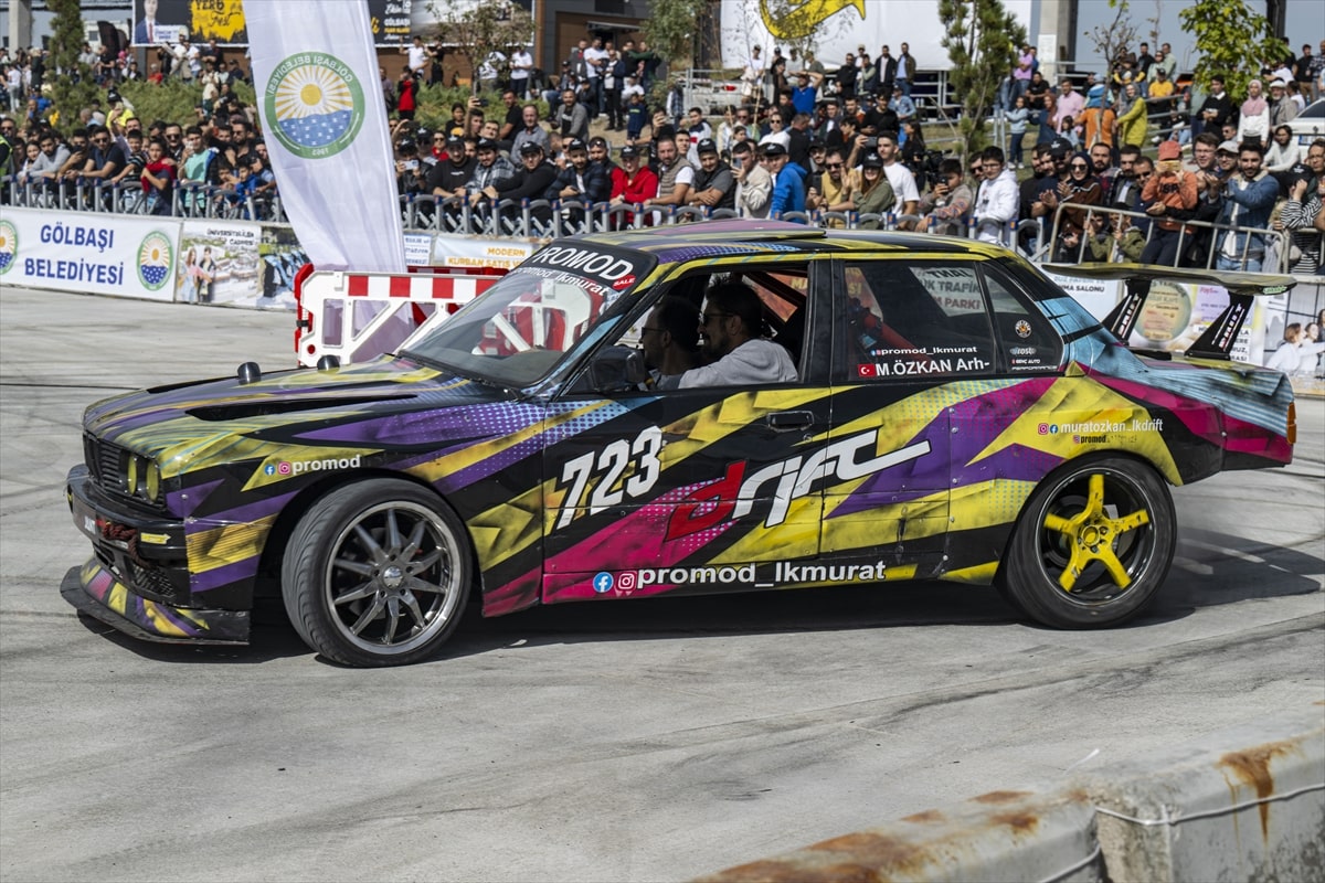 "Yer6Fest" drift ve otomobil festivali Gölbaşı Belediyesinin desteğiyle Ankara'da gerçekleştirildi. Festival kapsamında birçok süper sport, klasik, yarış ve ralli araçları Ankaralılara Drift ve off road gösterisi yaptı.