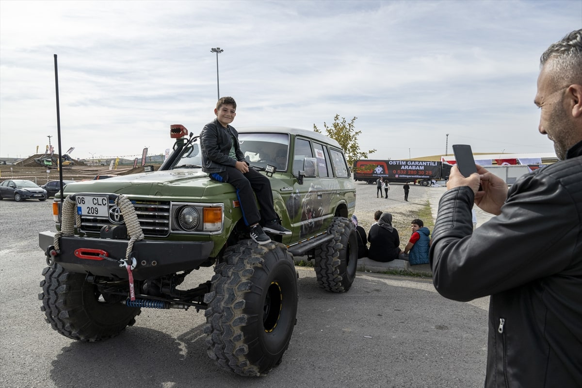 "Yer6Fest" drift ve otomobil festivali Gölbaşı Belediyesinin desteğiyle Ankara'da gerçekleştirildi. Festival kapsamında birçok süper sport, klasik, yarış ve ralli araçları Ankaralılara Drift ve off road gösterisi yaptı.