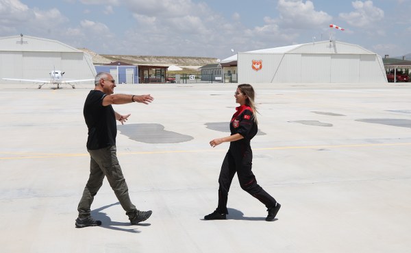 Türkiye'nin tek sivil kadın akrobasi pilotu Semin Öztürk Şener bir sürpriz yaparak, Türkiye'nin ilk profesyonel akrobasi pilotu olan babası Ali İsmet Öztürk'ün Babalar Günü'nü gökyüzünde kutladı.