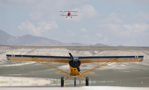 Türkiye'nin tek sivil kadın akrobasi pilotu Semin Öztürk Şener bir sürpriz yaparak, Türkiye'nin ilk profesyonel akrobasi pilotu olan babası Ali İsmet Öztürk'ün Babalar Günü'nü gökyüzünde kutladı.