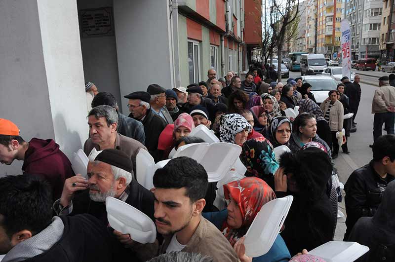 Eskişehir’de AK Parti Evet Bürosu’nda, vatandaşlara referandumda ‘Evet’ sözüne çibörek ikramı yapıldı.