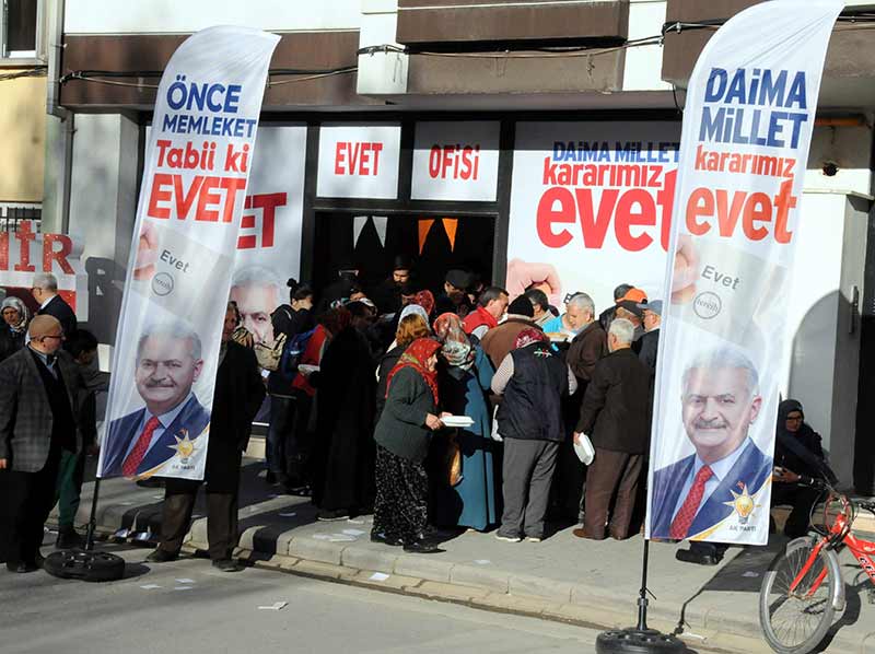 Eskişehir’de AK Parti Evet Bürosu’nda, vatandaşlara referandumda ‘Evet’ sözüne çibörek ikramı yapıldı.