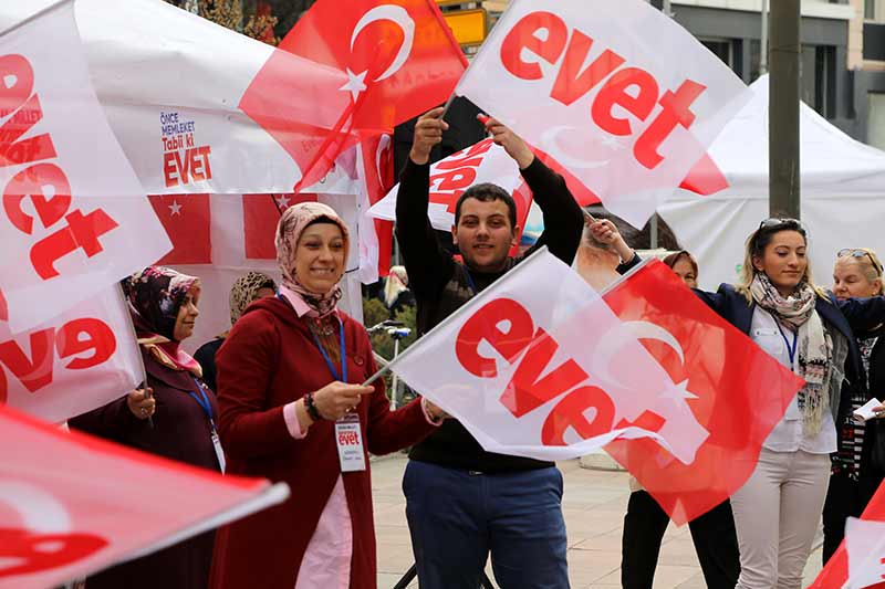 Eskişehir'de halk oylamasına yönelik kampanyalarını aynı caddede beş metre arayla kurdukları çadırda yürüten farklı görüşteki siyasi partiler, vatandaşlara anayasa değişikliğine ilişkin görüşlerini aktarıyor. 