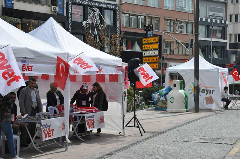 Eskişehir'de halk oylamasına yönelik kampanyalarını aynı caddede beş metre arayla kurdukları çadırda yürüten farklı görüşteki siyasi partiler, vatandaşlara anayasa değişikliğine ilişkin görüşlerini aktarıyor. 