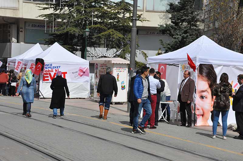 Eskişehir'de halk oylamasına yönelik kampanyalarını aynı caddede beş metre arayla kurdukları çadırda yürüten farklı görüşteki siyasi partiler, vatandaşlara anayasa değişikliğine ilişkin görüşlerini aktarıyor. 