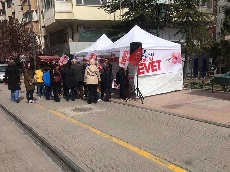 Sandığa 10 gün kala sahaya indim! Doktorlar’da yan yana açılan Evet ve Hayır çadırlarını ziyaret ettim. İki çadırda yaklaşık bir saat geçirdim. Halkın isteğine, tepkisine, önerisine, duasına ve fırçasına şahit oldum.