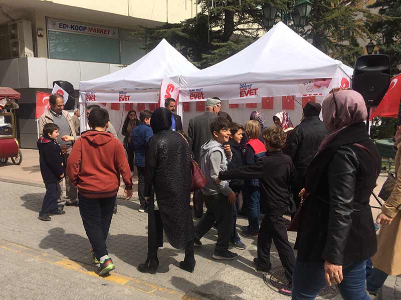 Sandığa 10 gün kala sahaya indim! Doktorlar’da yan yana açılan Evet ve Hayır çadırlarını ziyaret ettim. İki çadırda yaklaşık bir saat geçirdim. Halkın isteğine, tepkisine, önerisine, duasına ve fırçasına şahit oldum.