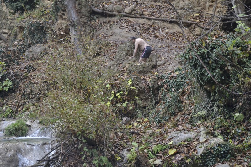 Gürleyik’de bulunan doğal ortamın korunması için bu yörede kamp yapılmasını istemediklerini ifade eden Başkan Gürsoy, “Gürleyik Çayı mavi akacak. Mavi akması için biz valiliğimize ve Çevre Şehir İl Müdürlüğü’ne önce mangal sırasıyla, bu çay yatağında piknik, yürüyüş ve bugünlerde de bu çay yatağında kamp çadırlarının kurulmaması için dilekçelerimizi verdik. 