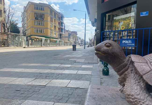  İlan edilen sokağa çıkma yasağının ardından boş kalan sokaklar, Eskişehir'de adeta kartpostallık görüntüler ortaya çıkardı.