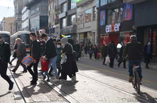 ...kimsenin sosyal mesafe kuralına uymaması dikkat çekti.