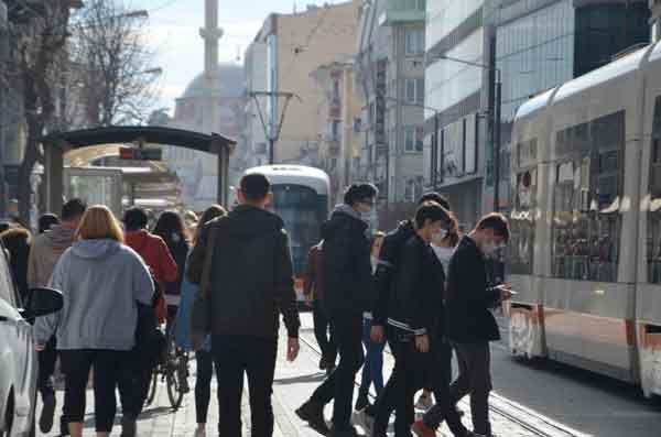 Hafta sonu yasaklarının dün bitmesiyle Eskişehirliler kendini sokağa attı. Mutasyonlu virüsün ilimizde görülmeye başlamasıyla vatandaşların tedbirsiz olması korkuttu. (Haber: Esra Ünlü)