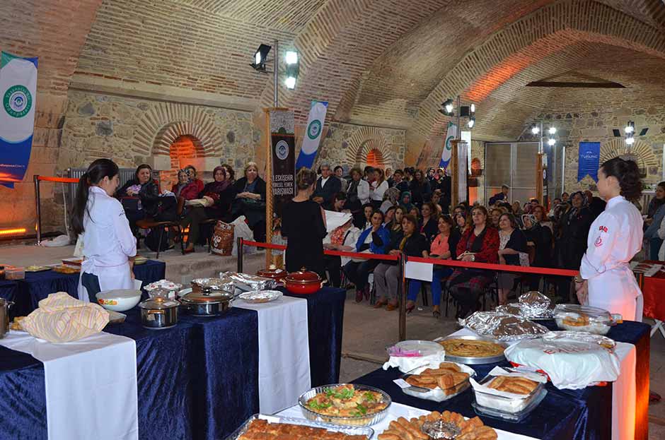 Eskişehir Odunpazarı Belediyesi'ne bağlı Kültür ve Sosyal İşler Müdürlüğü tarafından "1. Eskişehir Yöresel Yemek Yarışması düzenlendi.