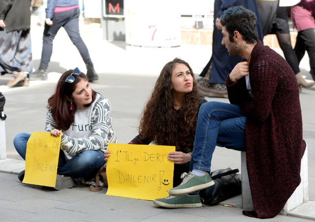 Uşak Üniversitesi öğrencisi iki kız arkadaş, kentin işlek caddelerinden birinde "1 TL'ye dert dinlenir" yazısıyla "müşteri" çekmeye ve talep edenlerin derdine derman olmaya çalışıyor.