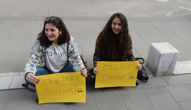 Uşak Üniversitesi öğrencisi iki kız arkadaş, kentin işlek caddelerinden birinde "1 TL'ye dert dinlenir" yazısıyla "müşteri" çekmeye ve talep edenlerin derdine derman olmaya çalışıyor.