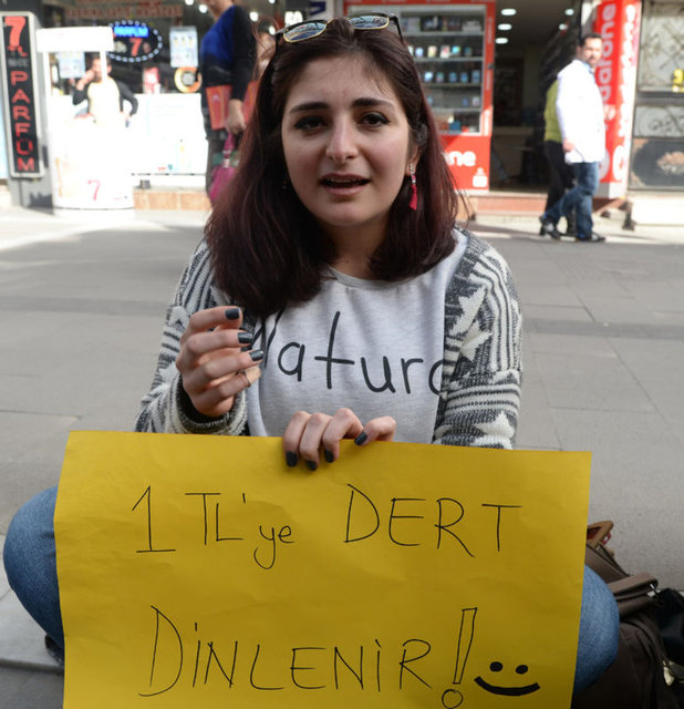 Uşak Üniversitesi öğrencisi iki kız arkadaş, kentin işlek caddelerinden birinde "1 TL'ye dert dinlenir" yazısıyla "müşteri" çekmeye ve talep edenlerin derdine derman olmaya çalışıyor.