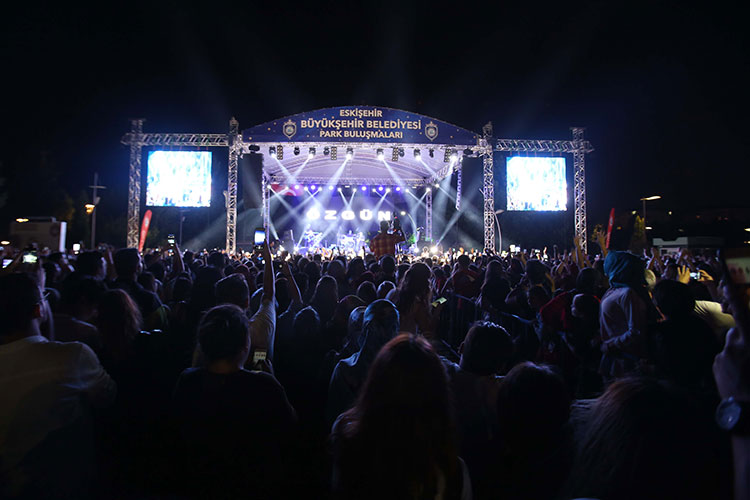 Büyükşehir Belediyesi’nin park buluşmaları muhteşem bir konser ile başladı