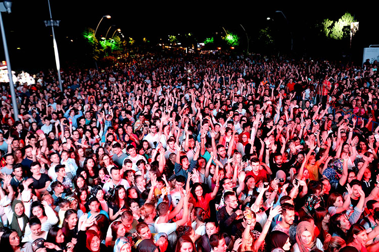 Büyükşehir Belediyesi’nin park buluşmaları muhteşem bir konser ile başladı