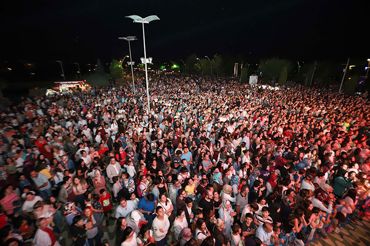 Büyükşehir Belediyesi’nin park buluşmaları muhteşem bir konser ile başladı