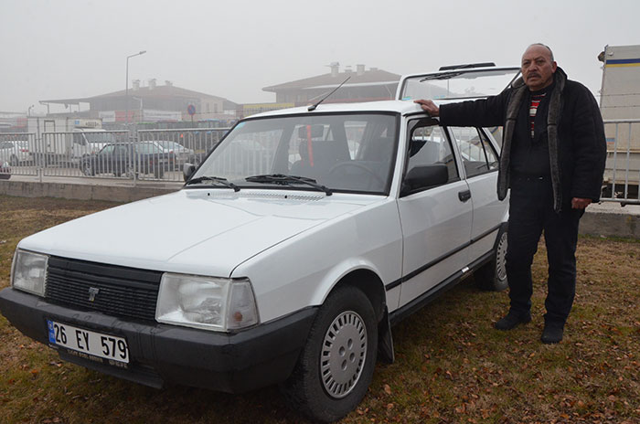 Eskişehir'de yıllar sonra garajdan çıkarılan 1994 model otomobil, sahibi tarafından 25 bin liraya satılacak.