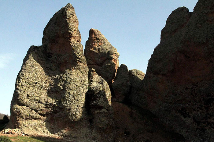 Kütahya'nın Hisarcık ilçesine bağlı Kutlubeyler köyündeki devasa kayalar, 2 bin yıllık gizemli tarihiyle turizme kazandırılmayı bekliyor. 