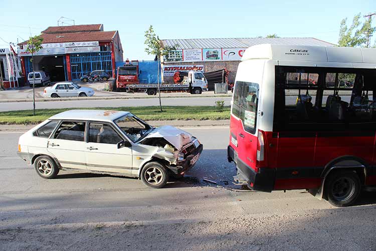 2 KİŞİ TRAFİK KAZASINDA YARALANDI