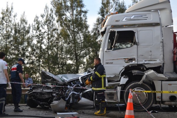  Bilecik’te meydana gelen trafik kazasında TIR'ın altında kalan aracın sürücü feci şekilde can verdi. 