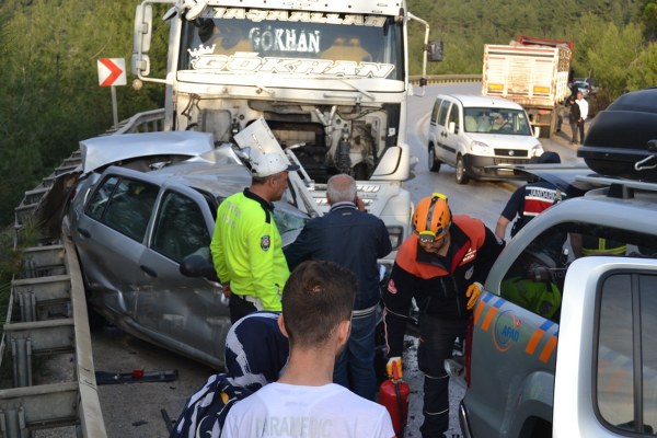  Bilecik’te meydana gelen trafik kazasında TIR'ın altında kalan aracın sürücü feci şekilde can verdi. 