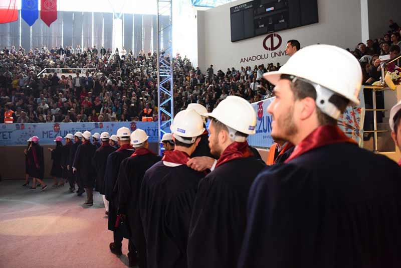 Anadolu Üniversitesi mezuniyet törenleri, ikinci gününde de bütün coşkusuyla devam etti. Katılımın yoğun olduğu üçüncü ve dördüncü oturumlarının gerçekleştirildiği törenlerde mezun öğrenciler ve aileleri gururu ve heyecanı birlikte yaşadı. 