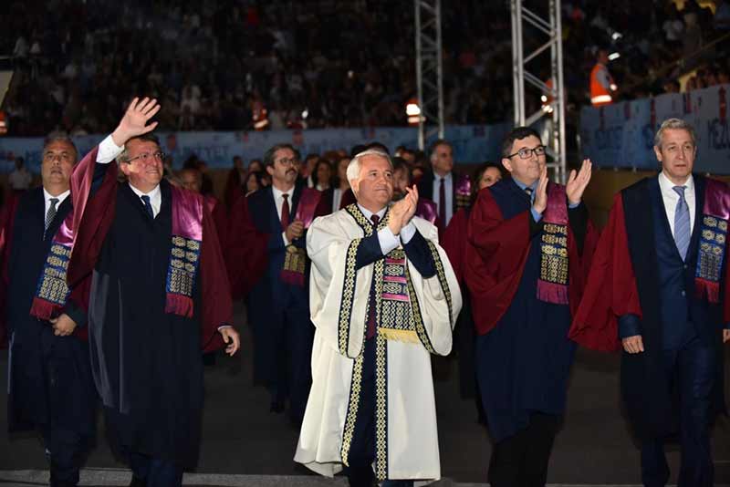 Anadolu Üniversitesi mezuniyet törenleri, ikinci gününde de bütün coşkusuyla devam etti. Katılımın yoğun olduğu üçüncü ve dördüncü oturumlarının gerçekleştirildiği törenlerde mezun öğrenciler ve aileleri gururu ve heyecanı birlikte yaşadı. 