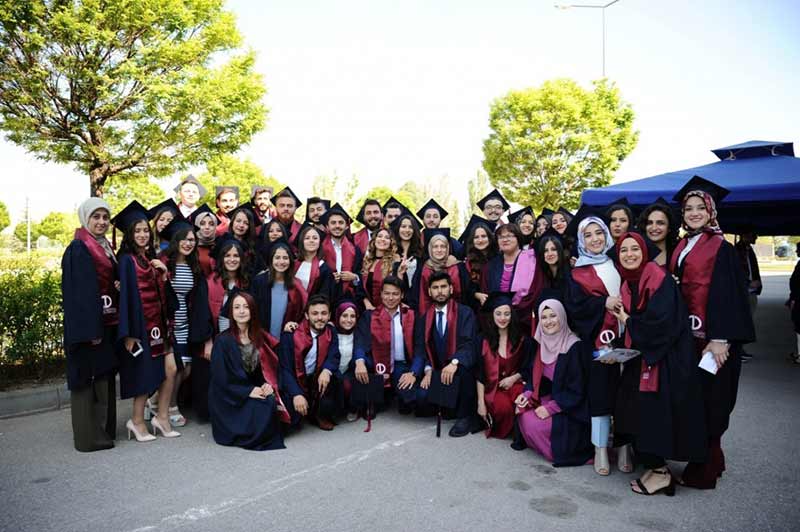 Anadolu Üniversitesi mezuniyet törenleri, ikinci gününde de bütün coşkusuyla devam etti. Katılımın yoğun olduğu üçüncü ve dördüncü oturumlarının gerçekleştirildiği törenlerde mezun öğrenciler ve aileleri gururu ve heyecanı birlikte yaşadı. 