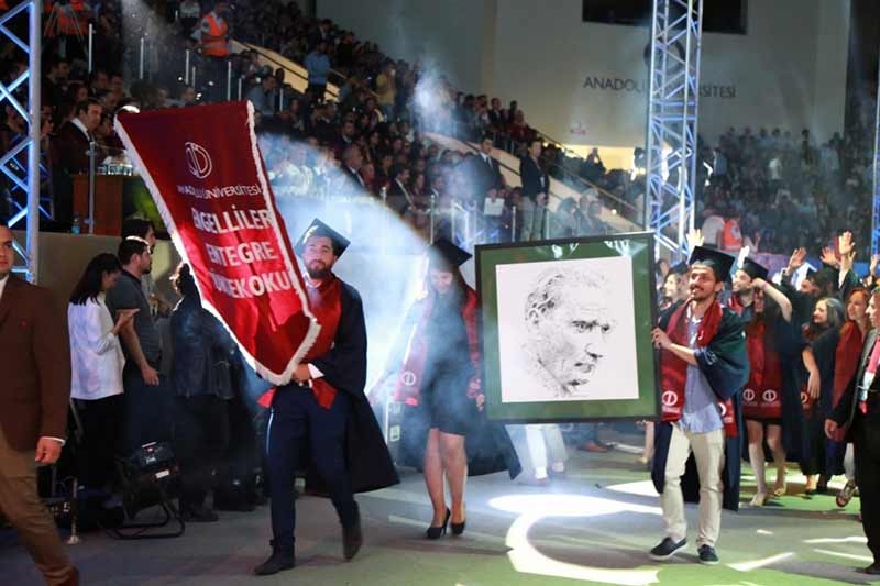 Anadolu Üniversitesi mezuniyet törenleri, ikinci gününde de bütün coşkusuyla devam etti. Katılımın yoğun olduğu üçüncü ve dördüncü oturumlarının gerçekleştirildiği törenlerde mezun öğrenciler ve aileleri gururu ve heyecanı birlikte yaşadı. 