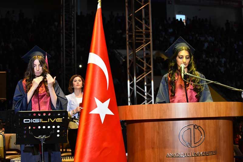 Anadolu Üniversitesi mezuniyet törenleri, ikinci gününde de bütün coşkusuyla devam etti. Katılımın yoğun olduğu üçüncü ve dördüncü oturumlarının gerçekleştirildiği törenlerde mezun öğrenciler ve aileleri gururu ve heyecanı birlikte yaşadı. 