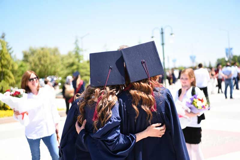 Anadolu Üniversitesi mezuniyet törenleri, ikinci gününde de bütün coşkusuyla devam etti. Katılımın yoğun olduğu üçüncü ve dördüncü oturumlarının gerçekleştirildiği törenlerde mezun öğrenciler ve aileleri gururu ve heyecanı birlikte yaşadı. 