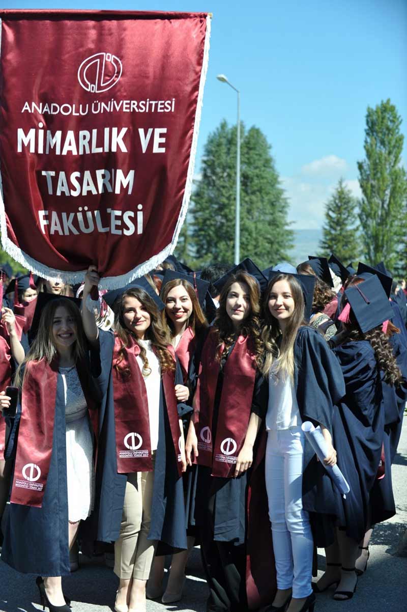 Anadolu Üniversitesi mezuniyet törenleri, ikinci gününde de bütün coşkusuyla devam etti. Katılımın yoğun olduğu üçüncü ve dördüncü oturumlarının gerçekleştirildiği törenlerde mezun öğrenciler ve aileleri gururu ve heyecanı birlikte yaşadı. 