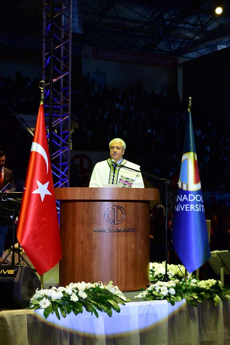 Anadolu Üniversitesi mezuniyet törenleri, ikinci gününde de bütün coşkusuyla devam etti. Katılımın yoğun olduğu üçüncü ve dördüncü oturumlarının gerçekleştirildiği törenlerde mezun öğrenciler ve aileleri gururu ve heyecanı birlikte yaşadı. 