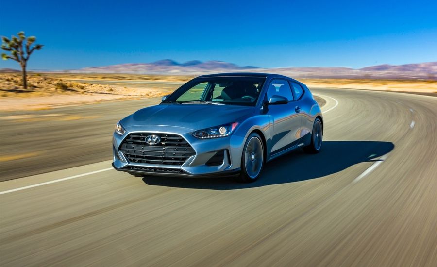 2019 Veloster serisinin baz modelinde 2 litre I4 atmosferik motor kullanılıyor ve 1.6 litre hacim sağlanıyor.