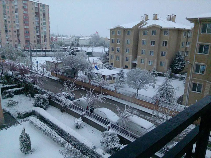 Eskişehir’de gece saatlerinde başlayan yoğun kar yağışı vatandaşlara sürpriz olurken, bazı yolların ise kapanmasına neden oldu. 